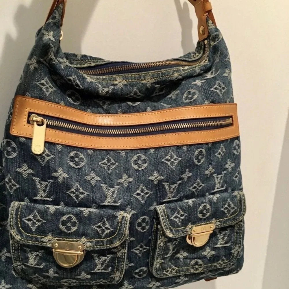 A104- 💯 % authentic Louis Vuitton Denim shoulder bag